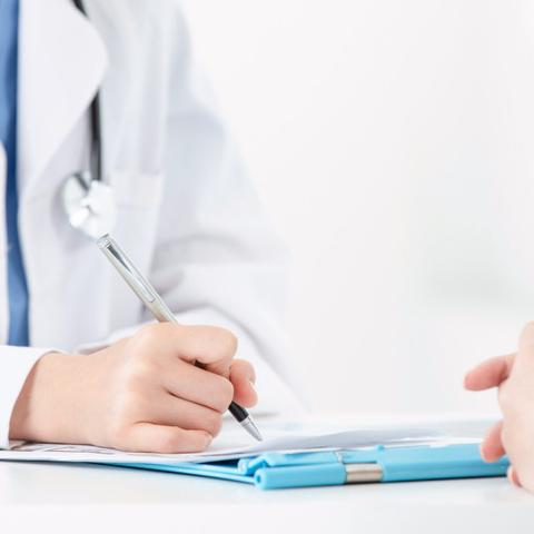 如何防治脂肪肝：一方面控制热量摄入，另一方面则要坚持体育锻炼。