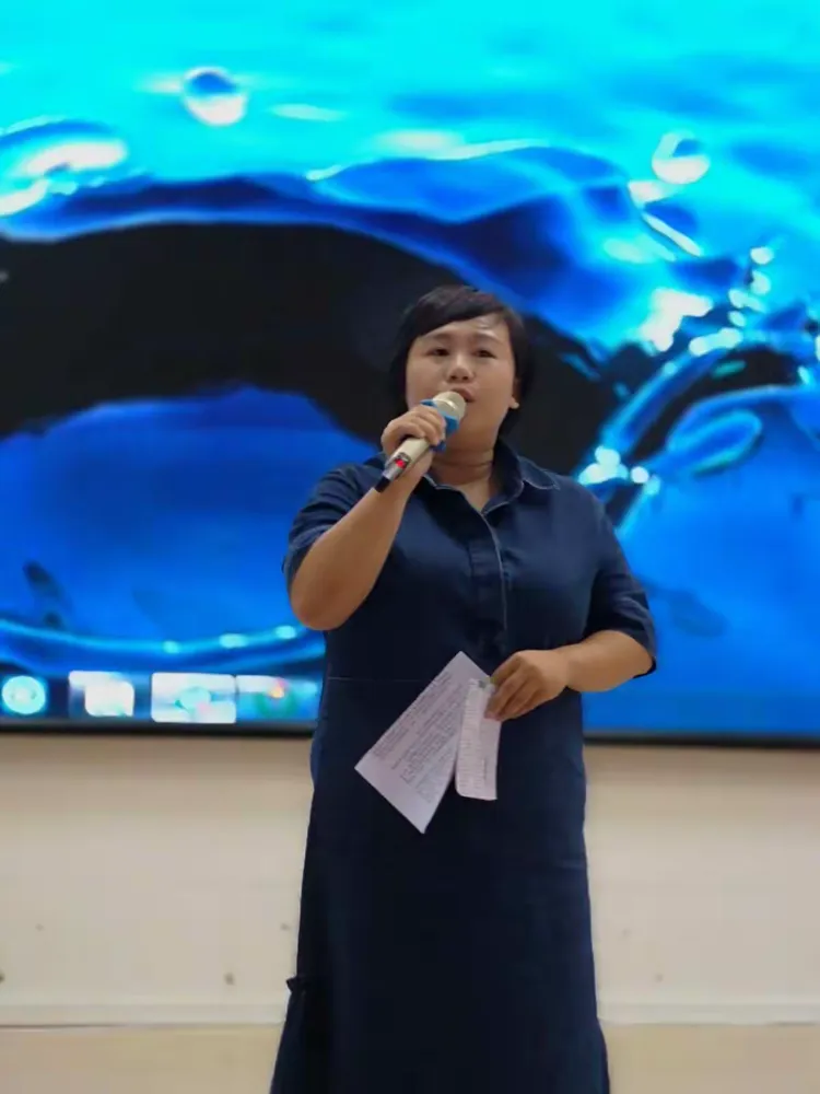 比赛的主持人是黎飒老师和高海帆老师