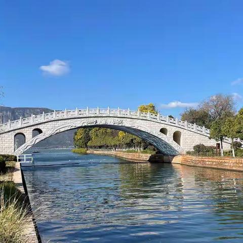 昆明三个半岛跑步线路及沿路景色。三个半岛是：星海、福宝、宝丰半岛，位于环湖东路，与滇池会展中心遥相呼应。