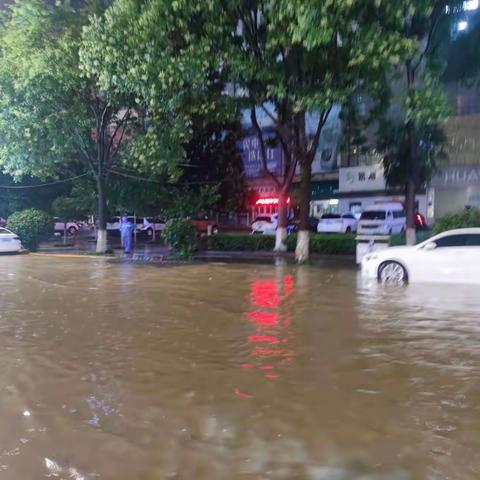 高新交警雨天执勤忙 全力以赴保畅通