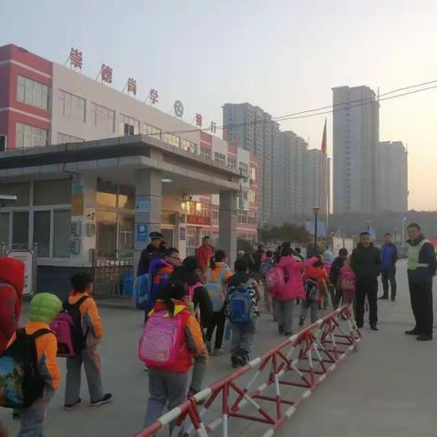 朝阳一三班小蜜蜂中队的执勤开始咯