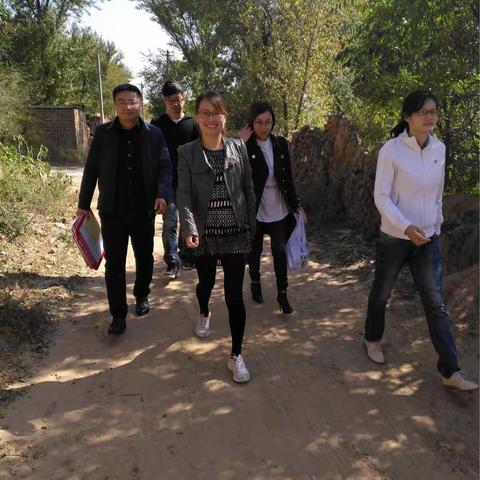 为促进我区脱贫摘帽工作顺利完成,团区委领导班子国庆期间再访塔儿村18户贫困户