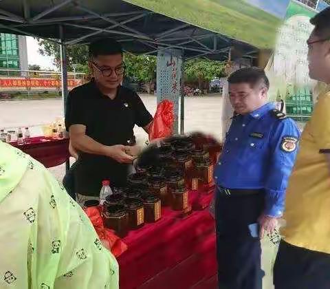 东方市综合行政执法组织前往扶贫消费市场开展消费扶贫