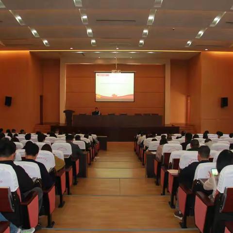 学习贯彻五中全会精神 党徽照亮最美成长路