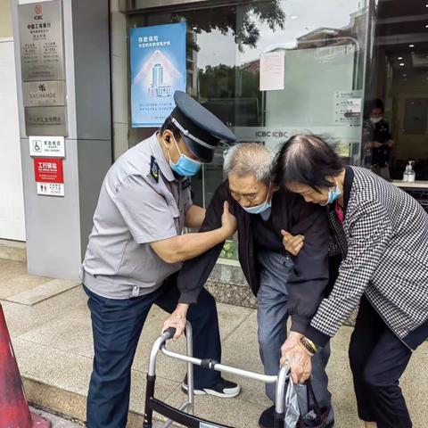 工行津淮街支行体贴老年客户获点赞