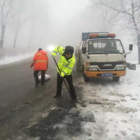 雪天山路气温低，铲雪保畅人心暖