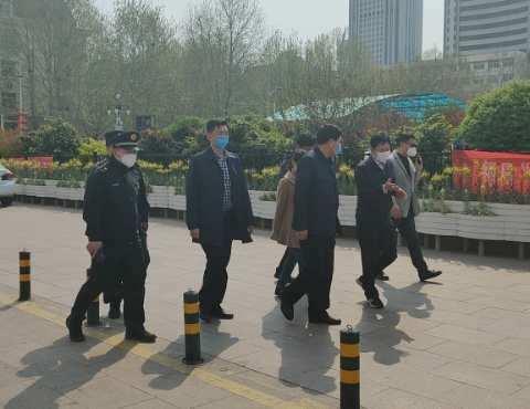 清明小长假    城管忙不停