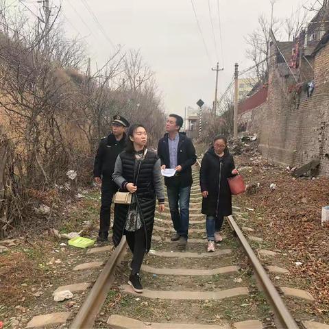 湖滨区护路办联合相关单位实地查看铁路隐患商讨解决办法