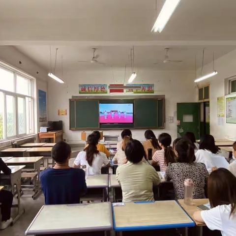 下邽镇中心小学教师观看“庆祝中国共产党成立100周年大会”直播