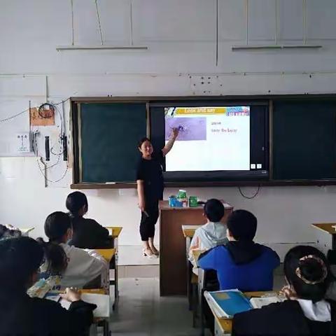 齐心协力共交流，听课评课促成长。——记英语教研组评课议课活动