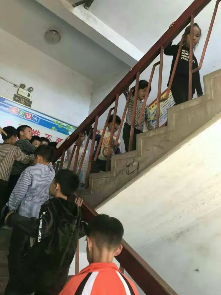 上下楼梯,走廊行走靠右行安全,文明行为早养成!