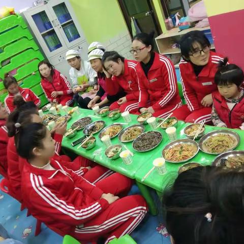 红宝幼教集团启慧幼儿园——集体教师生日的温馨画面