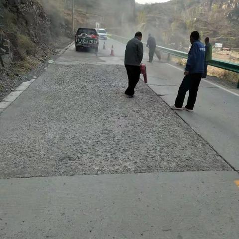 平山县交通运输局地方道路管理站对农村公路路域环境进行大整治