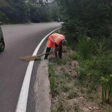 地方道路管理站战酷暑确保农村公路安全出行