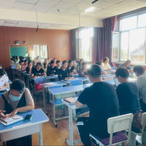 聚力成长 扬帆启航——长江路第一小学召开新学期全体教师大会