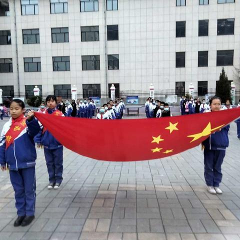 庆华小学第十四周“第七个国家宪法日暨教育系统宪法学习周”主题升旗仪式。