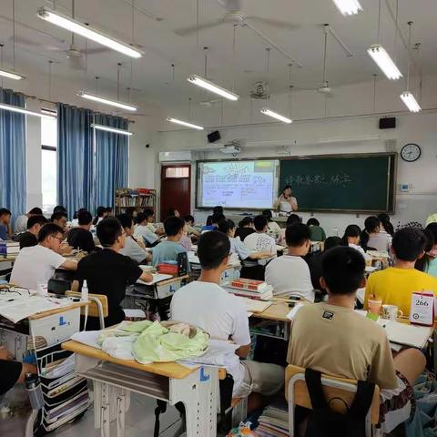 2021年9月14日贵港市教科所领导深入我校进行教学调研