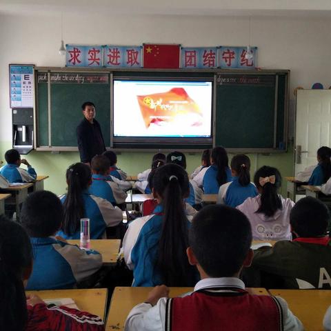 新寺中心小学团的十八大精神学习