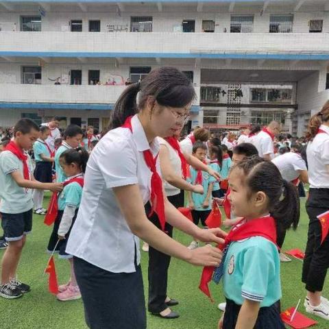 花儿向阳开――文同小学六一颁奖典礼暨一年级新队员入队仪式