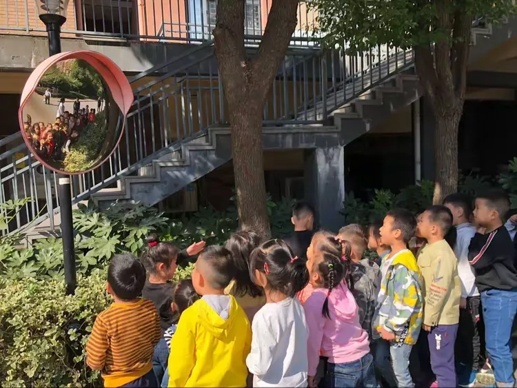 我们生活的地方——走出校园,走进社区大班年级组社区活动