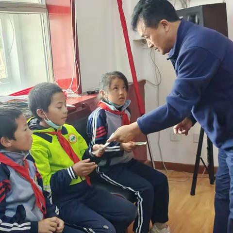 爱心帮扶，激发上进