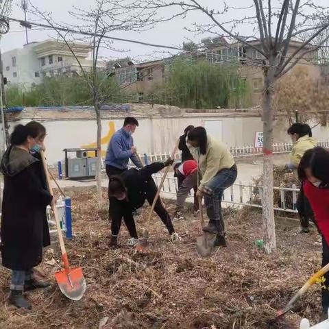 校园是我家，爱护靠大家——尉犁县第一小学第二党支部第二党小组志愿服务活动