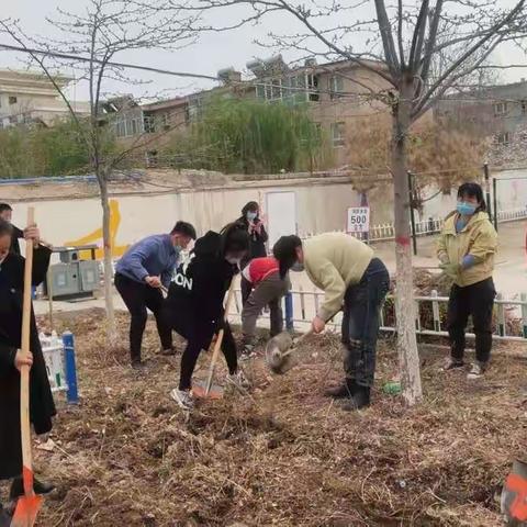 校园是我家，爱护靠大家——尉犁县第一小学第二党支部第二党小组志愿服务活动