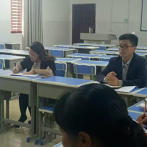 来宾市解放小学毕业班复习经验交流会