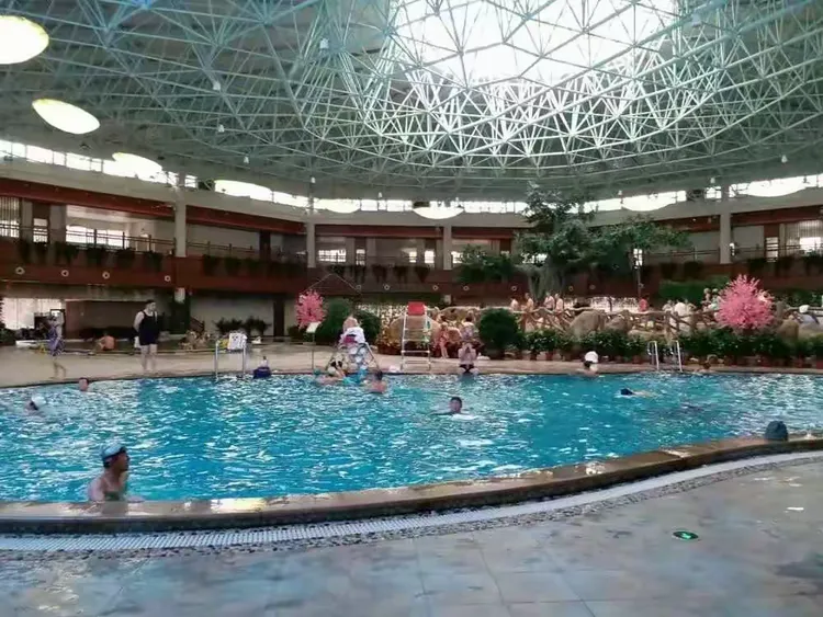 本溪康熙温泉是一个拥有室内理疗温泉,室外溪谷泡池,等综合型度假区