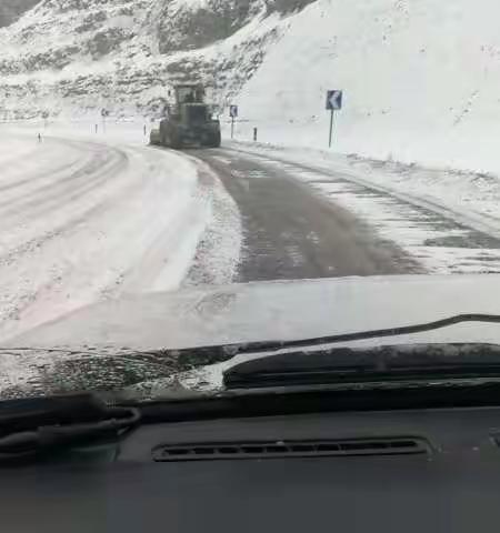 石楼公路管理段“不忘初心”铲雪除冰，保道路畅通