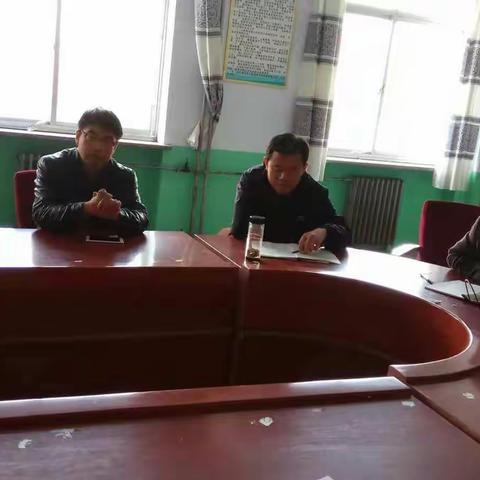 乘风破浪会有时，直挂云帆济沧海。在11月13日下午实验中学语文教研的教师们在一起活动。针对期中考试展开分析。