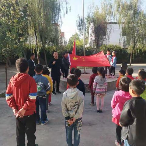 王岗镇坡孙学校“向国旗敬礼，做有德少年”活动。（副本）