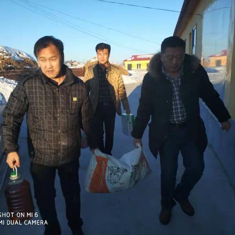 莫旗农机中心工作人员到巴彦乡龙泉村入贫困户家中慰问。