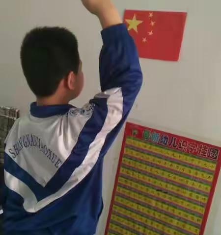 特殊线上升旗，同样的开学情怀上南小学三年一班别样的升旗仪式。