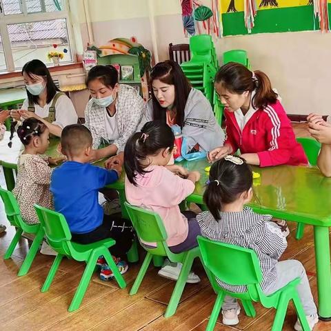 “爱陪伴，共成长”机关幼儿园小二班学期总结