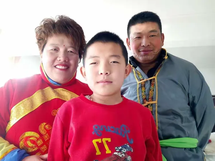 这是张骏豪的全家福，传统的蒙古族衣服一穿，整个年有了喜庆的氛围。