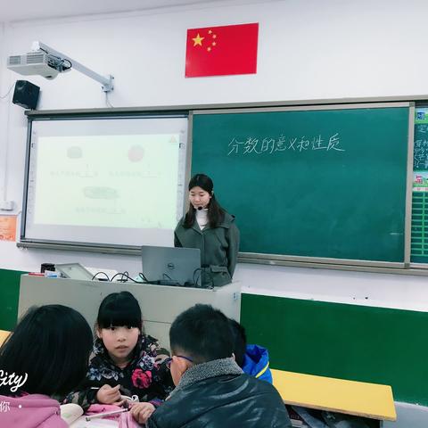 述课堂教学自然之道 促新秀教坛快速成长 
             ——记何家坳小学分校区随堂课