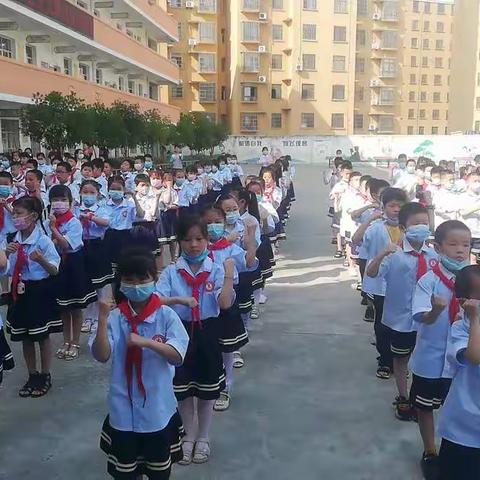 儿童节  没有假期  但我们的快乐  无需彩排  不用舞台  不化妆  不美颜  我们的笑容一样灿烂  美丽