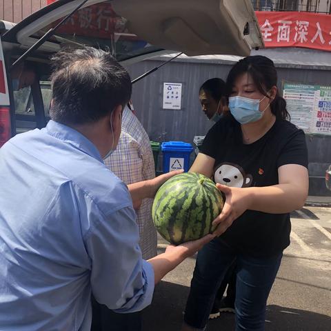 炎炎夏日送清凉，丝丝关爱入心田