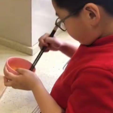 小朋友独立完成炒年糕，结果惊喜了！