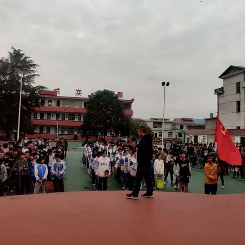 绿色的希望，绿色的未来——莲花县南陂中小学植树活动