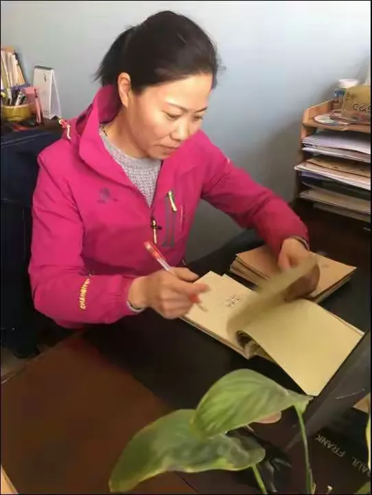 作为一名党员教师，她忠诚于党的教育事业，重师德，严学风，把教书育人贯穿于整个教学的全过程。