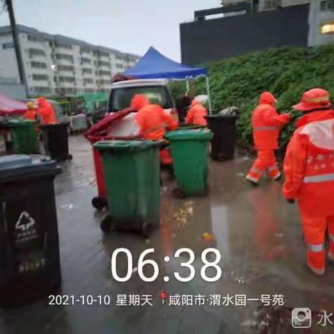 雨天，环卫工人坚守作业，营造优美城市环境