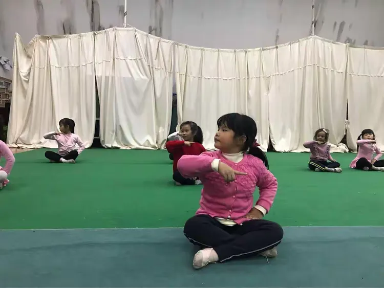 筑梦舞蹈班《牙刷火车》（头部动作）