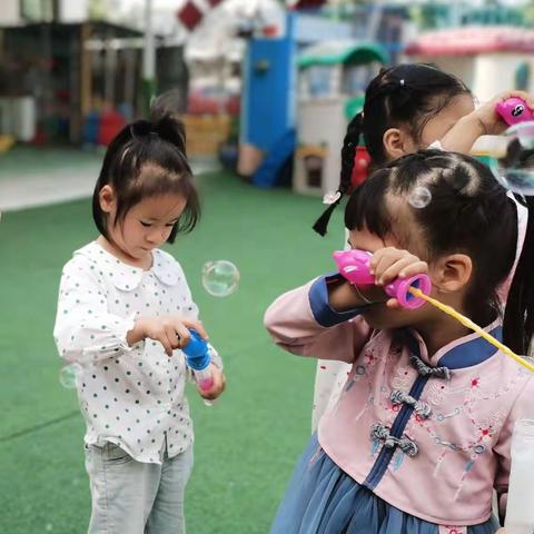 【中二班  张老师】玩中学，学中玩，快快乐乐的成长。