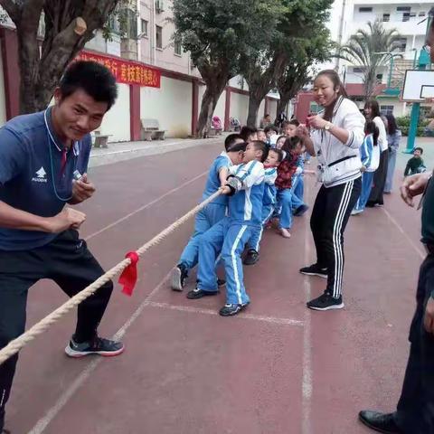 康艺学校二年级学生拔河比赛