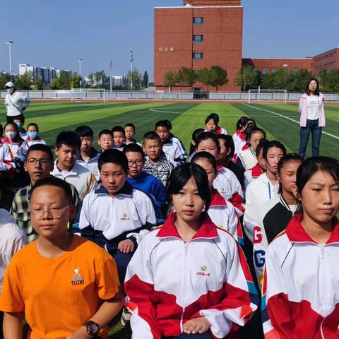 红旗飘飘展风采，雄关漫漫铸军魂——大同铁一中初一四班军训风貌