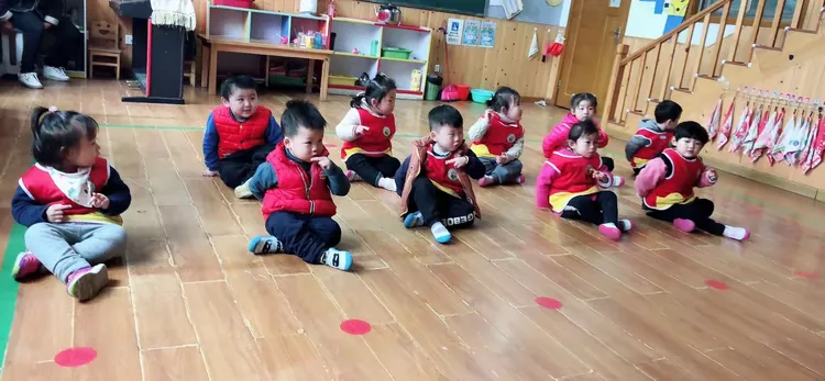 舞蹈《牙刷火车》开始了～