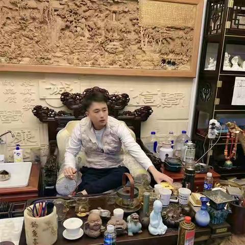 李秋——热爱收藏的书画家
