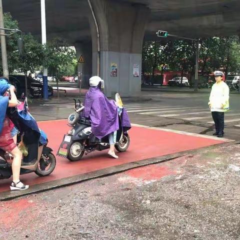 东湖交警九中队强化农村重点路口秩序管理 ，规范文明交通安全出行